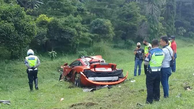 Supercar McLaren kecelakaan di Tol Jagorawi, Minggu (3/5/2020). Mobil mewah itu rusak berat setelah menabrak pohon palm. (Achmad Sudarno/Liputan6.com)