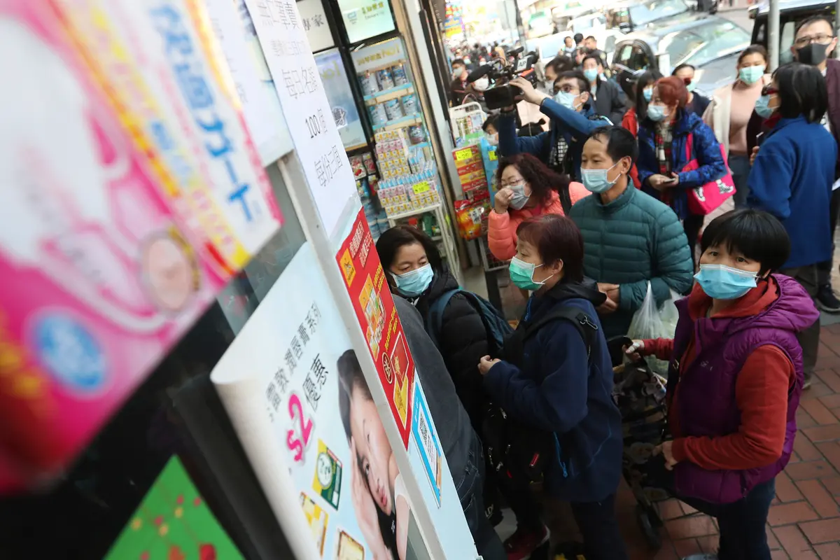 Takut Virus Corona, Warga Hong Kong Antre Masker Gratis