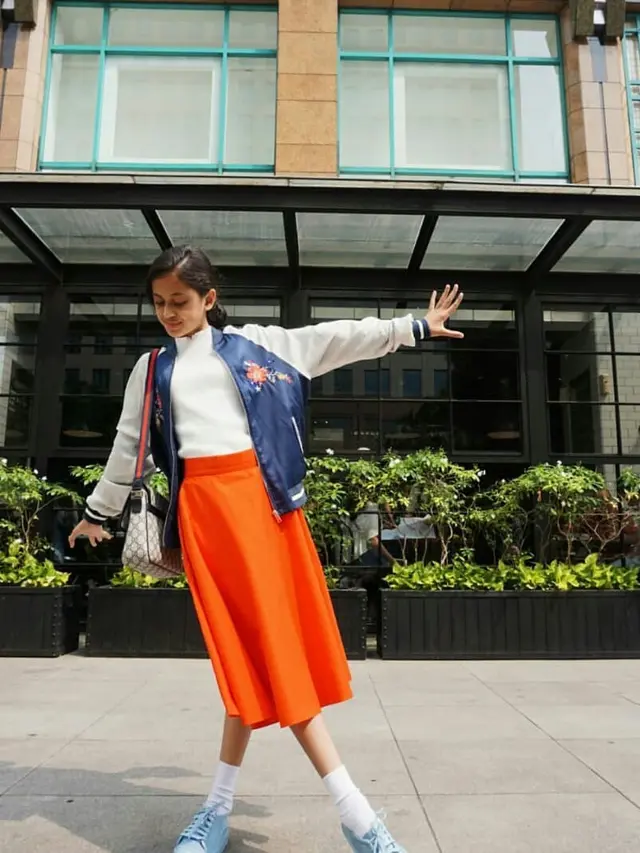 Asila berani mengenakan rok dengan warna cerah.