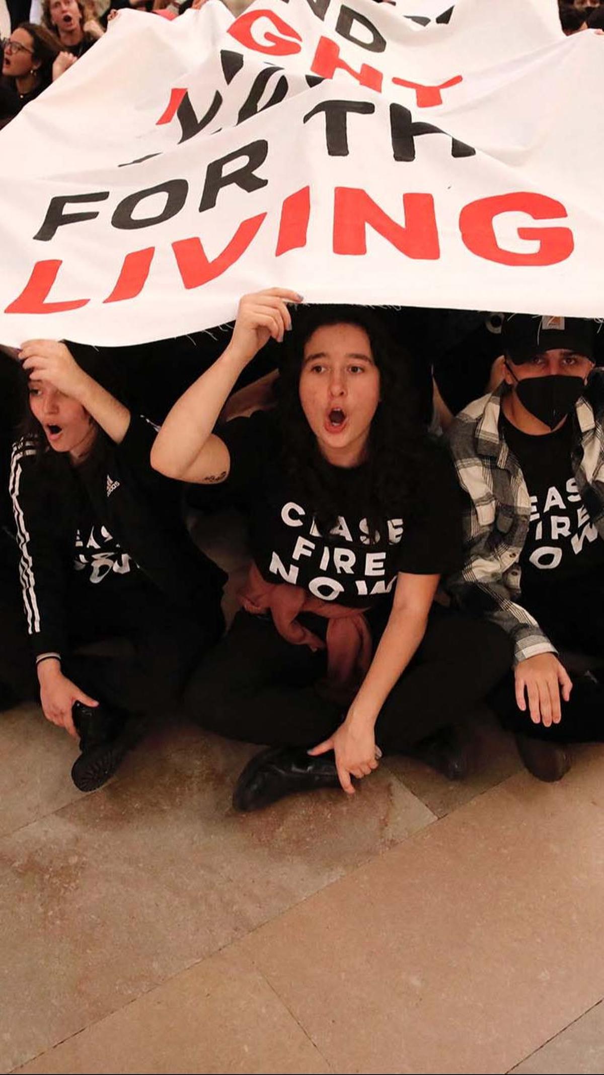 Dalam aksinya, mereka menyuarakan dukungan untuk Palestina dengan menduduki&nbsp;Stasiun Grand Central New York, salah satu pusat transportasi utama kota tersebut.