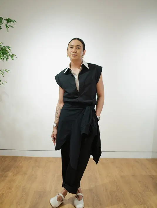 Memadukan warna pastel yang senada untuk total look, maupun memadukannya dengan warna kontras seperti hitam pun bisa memunculkan sisi elegan.  [UNIQLO]