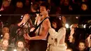 Shawn Mendes dan Camila Cabello saat tampil di atas panggung MTV VMA's 2019 di New Jersey, AS (26/8/2019). Keduanya tampak sangat mesra bahkan mereka hampir berciuman di atas panggung saat hidung Shawn Mendes dan Camila Cabello bersentuhan. (Noam Galai/Getty Images/AFP)