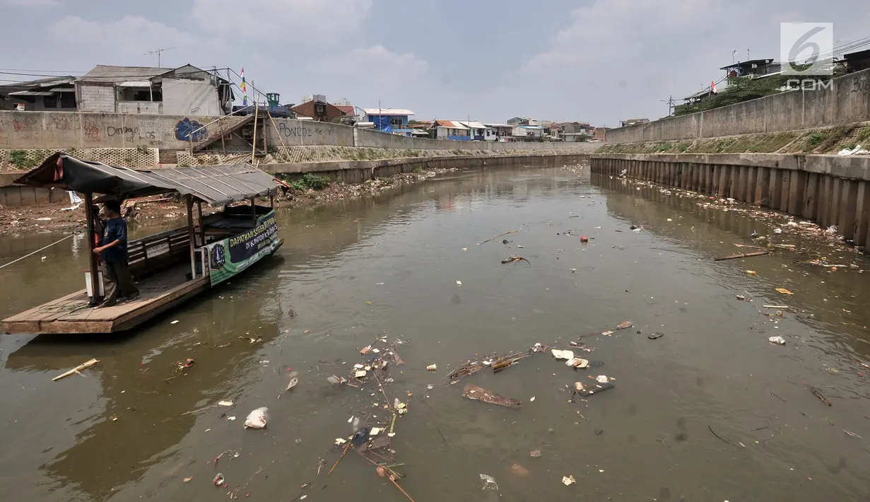 Jasa perahu getek saat mengantar warga menyeberangi Kali Ciliwung yang penuh sampah, Jakarta, Selasa (4/9). Dari 7.000 ton sampah yang mencemari Kali Ciliwung, delapan persen atau sekitar 180 ton mengendap dan mencemari sungai. (Merdeka.com/Iqbal Nugroho)