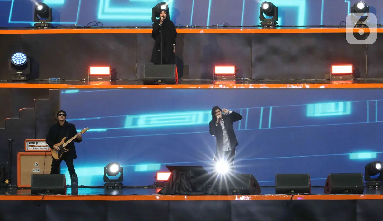 Dewa 19 dan Virzha tampil pada acara peresmian Stadion Jakarta International Stadium (JIS) di Jakarta, Minggu (24/7/2022). Sederet artis papan atas Ibu Kota turut meramaikan acara tersebut antara lain Dewa 19 dan Virzha, Kotak Band serta Setia Band. Selain itu, panitia juga akan menggelar pertandingan persahabatan sepakbola. (Liputan6.com/Herman Zakharia)
