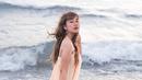 Pantai memang menjadi salah tempat favorit untuk menjadi tujuan wisata. Saat berada di pantai, pelantun lagu Rinduku ini pun tampil keren dengan berbagai pose dengan latar belakangan deburan ombak yang menghampiri. Mengenakan mini dress, gayanya ini pun semakin terlihat sensual. (Liputan6.com/IG/@gheaindrawari)