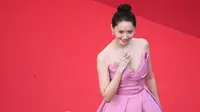 Yoona membuat penggemar terpesona dalam balutan gaun strapless pink dari Monique Lhuillie dengan rok mengembang pada bagian pinggang. (Photo by Andreea Alexandru/Invision/AP)