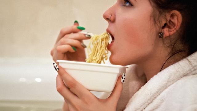 Ilustrasi mengunyah makanan