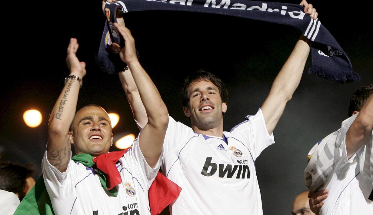  Pemain Real Madrid Ruud Van Nistelrooy (kanan) bersama Fabio Cannavaro (kiri) merayakan gelar Liga Spanyol ke-31 di Madrid, Spanyol, Sabtu (5/5/2008) (EPA/Javier Lizon)