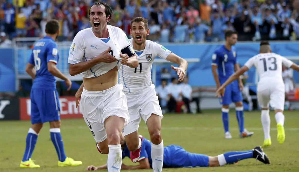 Pemain belakang Uruguay, Diego Godin (depan) berlari merayakan golnya ke gawang Italia di laga penutup penyisihan Piala Dunia Grup D di Stadion das Dunas, Natal, Brasil, (24/6/2014). (REUTERS/Toru Hanai)