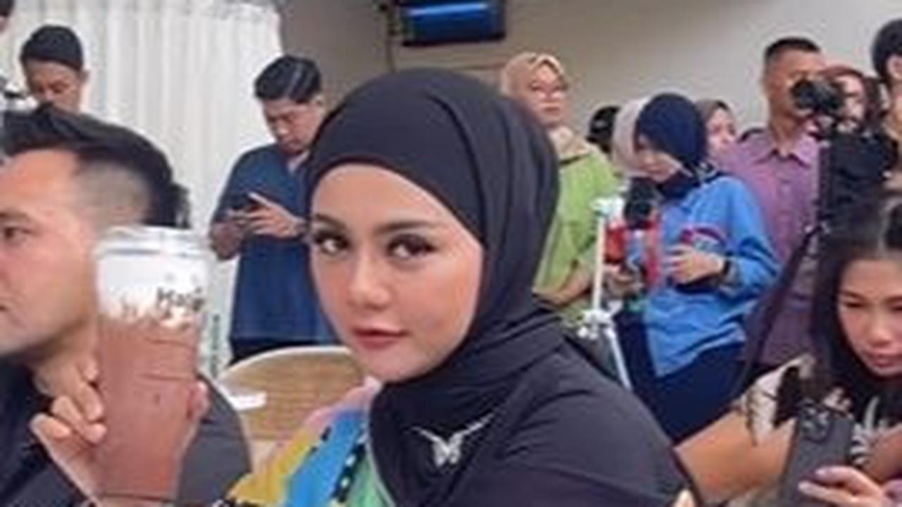 Jenita Janet dengan Usaha Esteh&nbsp;&nbsp;