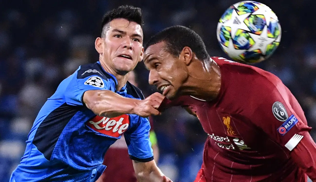 Pemain depan Napoli, Hirving Lozano  berebut bola dengan  bek Liverpool, Joel Matip pada matchday pertama Grup E Liga Champions di Stadion San Paolo, Selasa (17/9/2019). Napoli berhasil menundukkan Liverpool 2-0. (Alberto PIZZOLI / AFP)