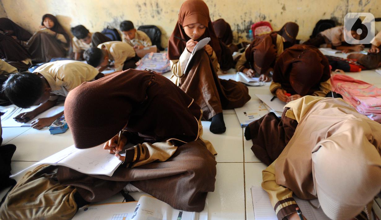 Saat menulis, mereka harus meletakkan bukunya di lantai dan membungkukkan punggungnya. (merdeka.com/Arie Basuki)