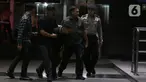 Petugas Komisi Pemberantasan Korupsi (KPK) menggiring orang yang mengaku-aku sebagai pegawai KPK di Gedung Merah Putih KPK, Jakarta, Rabu (5/2/2025). (Liputan6.com/Helmi Fithriansyah)
