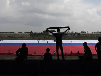 Sejumlah suporter mengikuti gladi kotor pembentangan bendera merah putih raksasa di Stadion Benteng, Tangerang, Minggu (13/12/2015). (Bola.com/Vitalis Yogi Trisna)