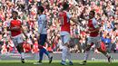 Striker Arsenal, Alexis Sanchez, merayakan gol yang dicetaknya ke gawang Crystal Palace pada laga Liga Premier Inggris di Stadion Emirates, London, Minggu (17/4/2016). Gol tunggal Arsenal tercipta pada menit ke-45. (AFP/Ben Stansall)