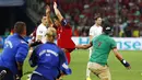 Seorang suporter nekat memasuki lapangan untuk memeluk Cristiano Ronaldo saat Portugal melawan Polandia pada perempat final Piala Eropa 2016 di Stade Velodrome, Marseille, (1/7/2016) dini hari WIB. (REUTERS/Kai Pfaffenbach)