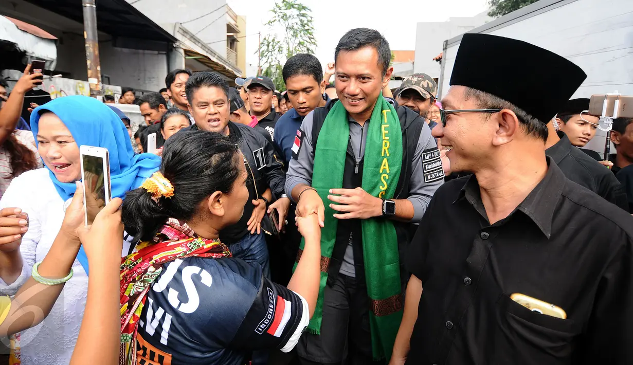 Cagub DKI Jakarta, Agus Harimurti Yudhoyono (kedua kanan) menyalami warga saat sosialisasi di Sukabumi Selatan, Jakarta, Kamis (5/1). Agus juga menyapa warga di beberapa Rt dan Rw di Kelurahan Sukabumi Selatan. (Liputan6.com/Helmi Fithriansyah)