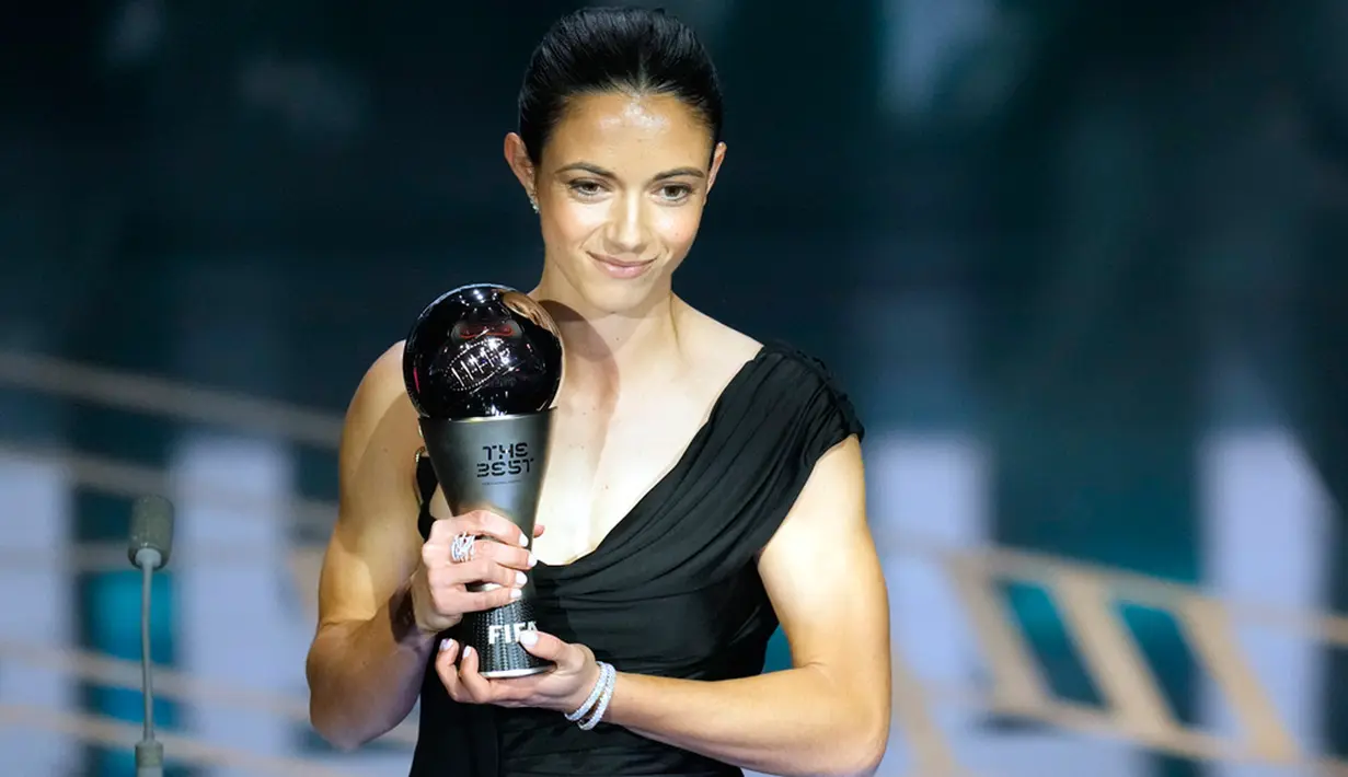 Pemain Barcelona asal Spanyol, Aitana Bonmati menerima penghargaan Pemain Wanita Terbaik pada FIFA Football Awards 2023 di Eventim Apollo, Hammersmith, London, Inggris, Senin (15/1/2024). (AP Photo/Kirsty Wigglesworth)