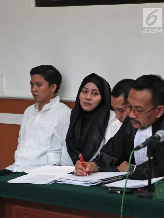 Ekspresi terdakwa kasus dugaan penipuan perjalanan umrah First Travel, Anniesa Hasibuan saat menjalani sidang lanjutan di PN Kota Depok, Jawa Barat, Senin (9/4). (Liputan6.com/Herman Zakharia)