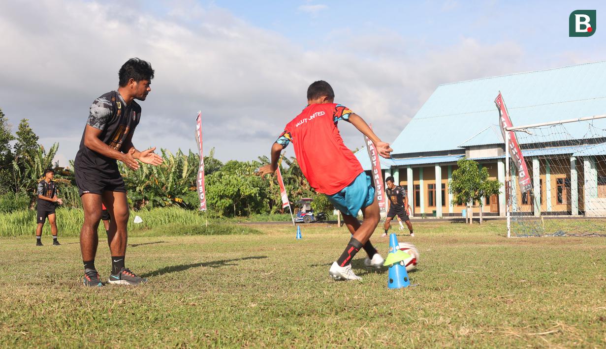 Ilham memberi semangat kepada anak agar melakukan latihan mengumpan dengan gerakan yang cepat. (Bola.com/Okie Prabhowo)