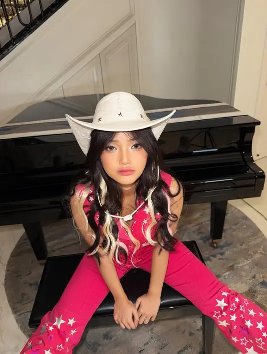 Meski tampil semi maskulin, Fuji rias wajahnya dengan Korean Makeup look bernuansa pinkish. Menyoroti highlight di inner corner mata dan hidung [@fuji_an]