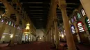 Suasana bagian dalam masjid bersejarah Umayyad di kota lama Damaskus, Suriah, Selasa (22/5). Masjid ini didirikan pada masa kekhalifahan Bani Umayyah, sekitar 88-97 Hijriah atau 706-715 Masehi. (AFP PHOTO/LOUAI BESHARA)