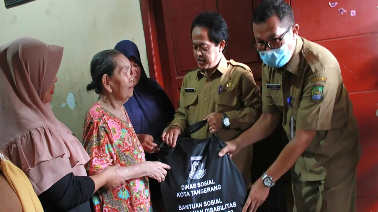 Warga disabilitas di Kota Tangerang mulai mendapatkan bansos dampak BBM naik
