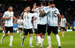 Timnas Argentina menang 3-0 atas Italia pada laga&nbsp;Finalissima 2022 di Stadion Wembley, Kamis (2/6/2022) dini hari WIB. Berkat hasil tersebut, Argentina berhak atas trofi juara. (AP photo/Frank Augstein)