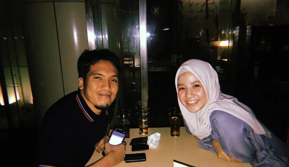 "21•04•13 💞," tulis Natasha Rizky sebagai keterangan foto. Seperti diketahui, tanggal tersebut merupakan tanggal bersejarah bagi keduanya. Tanggal itu keduanya memulai hidup baru menjadi suami istri. (instagram/natasharizkynew)