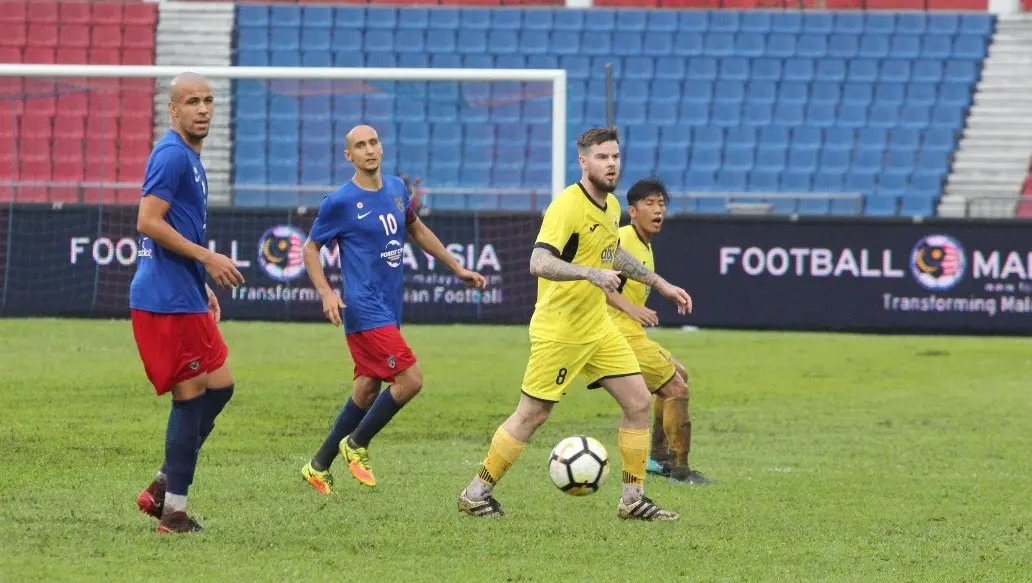  Pemain asing baru Mitra Kukar, Danny Guthrie (tengah) sudah tampil saat lawan JDT. (Media Mitra Kukar)