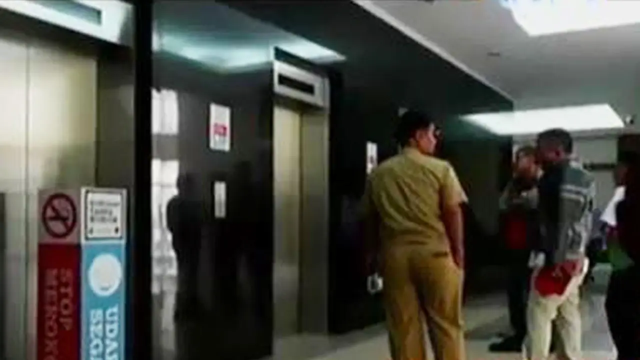 Terjabak Lift