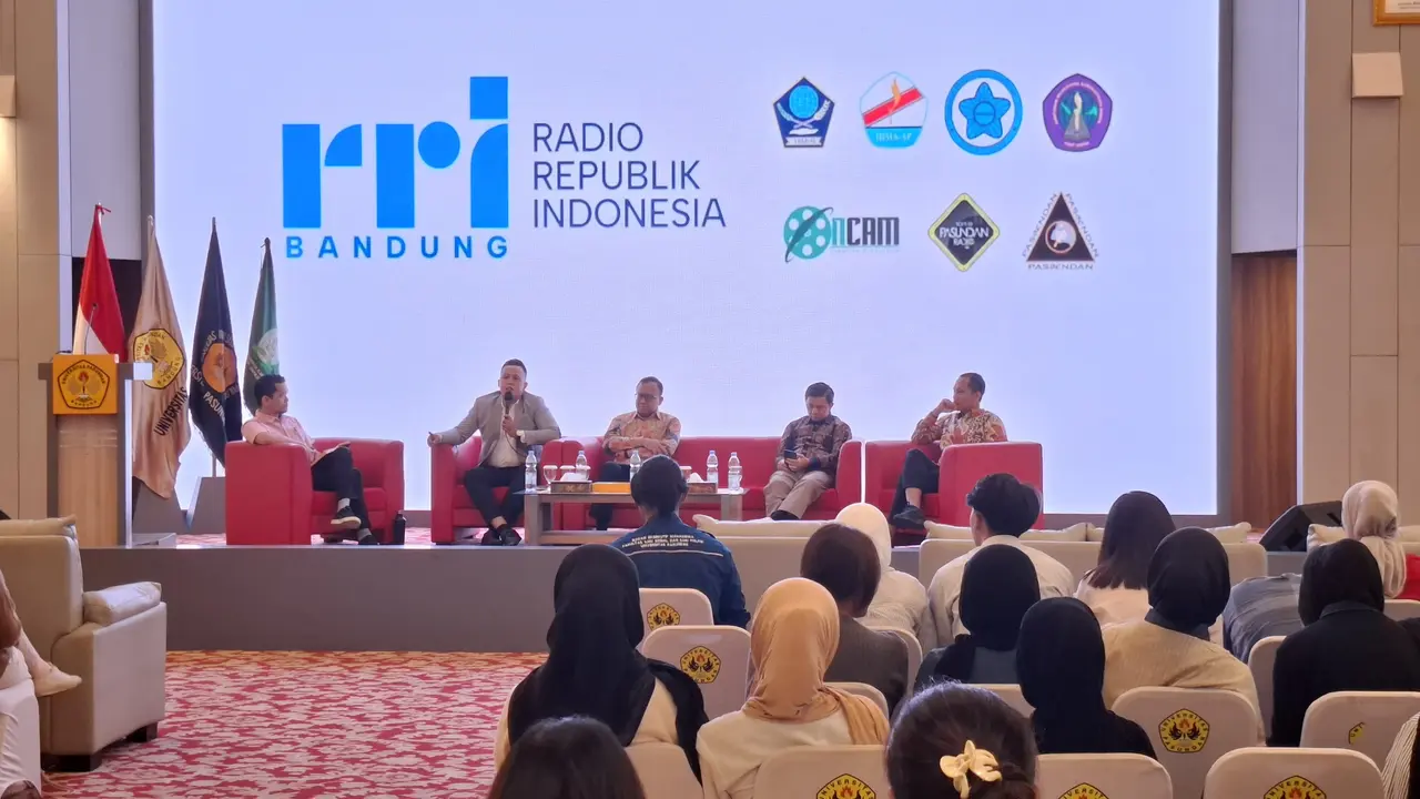 Diskusi panel interaktif mengenai literasi digital dan etika penyiaran yang diselenggarakan oleh BEM FISIP Universitas Pasundan, Sabtu (23/5/2026). (Istimewa)