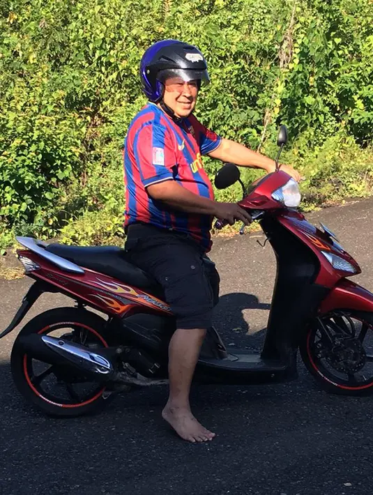 Tak hanya itu, Mantan Jenderal Polisi Bintang Tiga, Susno Duadji pun memposting foto sedang menaiki sepeda motor matik. Mengenakan jersey Barcelona dan helm berwarna biru tanpa alas kaki, Susno tampak duduk di atas motor. (www.facebook.com/susno2g)