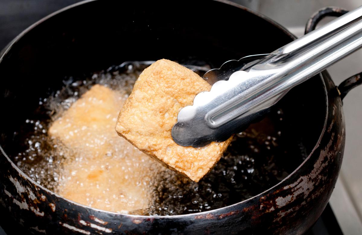 Menggoreng tahu