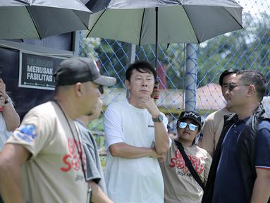 Mantan pelatih Timnas Indonesia, Shin Tae-yong bersiap melakukan syuting film Ghost Soccer: Bola Mati yang berlangsung di Cisalak, Subang, Jawa Barat pada Minggu (19/01/2025). (Bola.com/Rivo Falah Naufal)