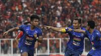 Striker Arema FC, Nur Hardianto, merayakan gol yang dicetaknya ke gawang Persija Jakarta pada laga Shopee Liga 1 di SUGBK, Jakarta, Sabtu (3/8). Persija bermain imbang 2-2 atas Arema. (Bola.com/Yoppy Renato)