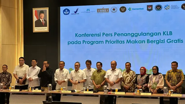 Menko Pangan Zulkifli Hasan alias Zulhas di Gedung Kementerian Kesehatan (Kemenkes), Kuningan, Jakarta Selatan, Minggu (28/9/2025).