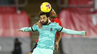 Pemain Liverpool Mohamed Salah (kiri) berebut bola dengan pemain Southampton Ryan Bertrand pada pertandingan Liga Inggris di St Mary's Stadium, Southampton, Inggris, Senin (4/1/2021). Southampton menang 1-0 atas Liverpool. (AP Photo/Noami Baker,Pool)