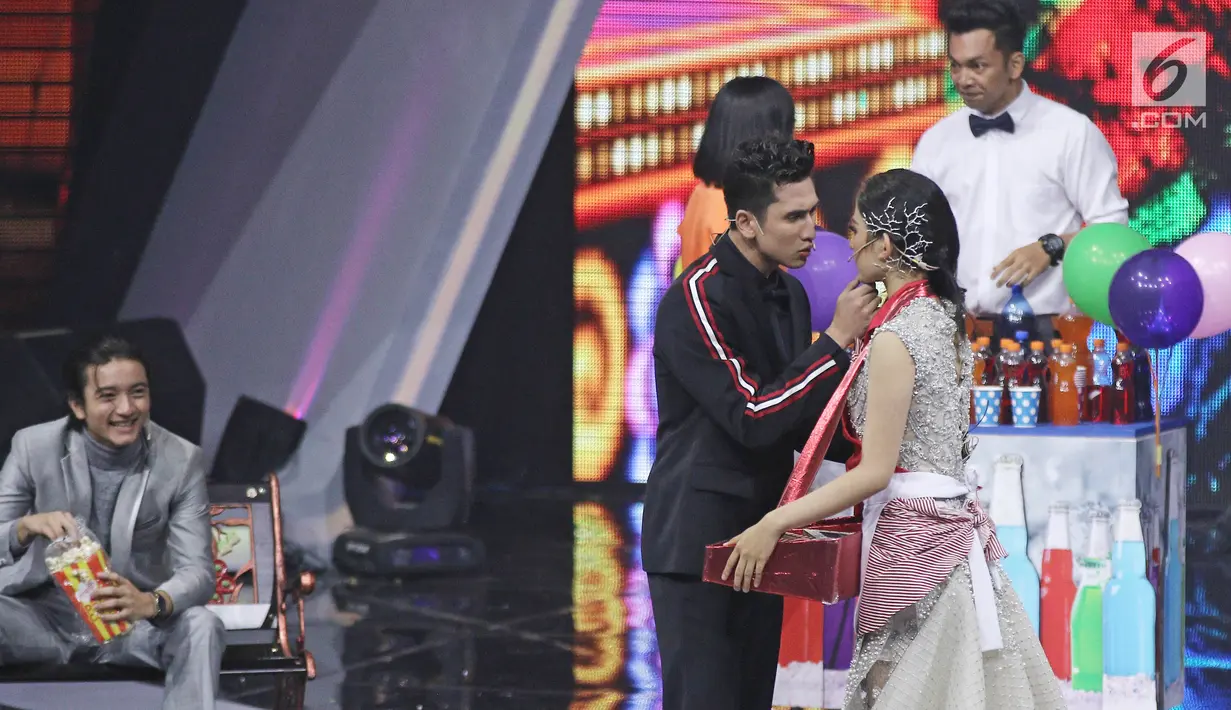 Verrel Bramasta dan Natasha Wilona beradu akting dalam drama musikal Siapa Takut Jatuh Cinta di  Jakarta, Rabu (29/11). Selain drama musikal, SCTV Awards 2017 juga dimeriahkan puluhan musisi papan atas Indonesia. (Liputan6.com/Herman Zakharia)