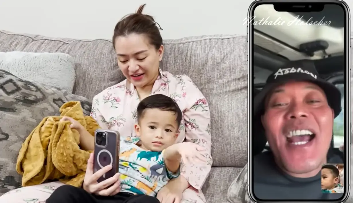 Anak Sule dan Natahalie itu tampak serius mengikuti sang ayah nyanyi reff lagu Susis. Adzam sudah tampak pintar mengikuti nyanyi lagu sang ayah. [Youtube/NATHALIE HOLSCHER]