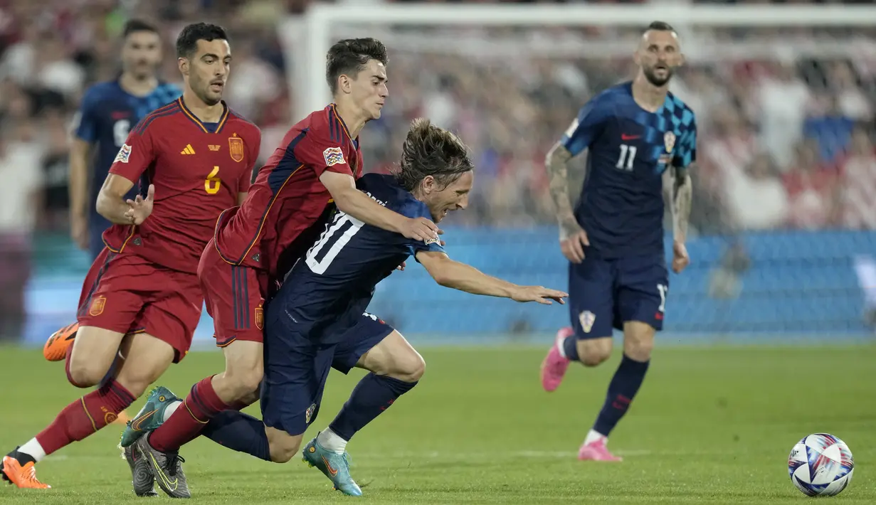 <p>Di babak kedua, Kroasia dan Spanyol masih belum bisa mencetak gol. Dengan demikian babak kedua masih sama kuat tanpa gol. (AP Photo/Peter Dejong)</p>