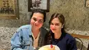Dalam foto yang diambil di sebuah restoran bernuansa rustic Eropa, Tissa tampil kasual namun tetap modis.  [@tissabiani].