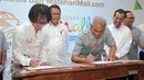 CEO MatahariMall.com Hadi Wenas dan Direktur Utama PT Pos Indonesia Gilarsi WS menandatangi surat perjanjian MOU di Jakarta, (7/12). MatahariMall.com beserta PT. Kantor pos bekerja sama yakni Online-to-Offline. (Liputan6.com/Gempur M Surya)