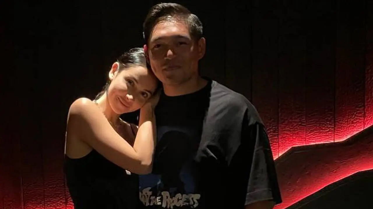 7 Potret Estelle Linden dan Suami yang Kini Tampil Makin Mesra