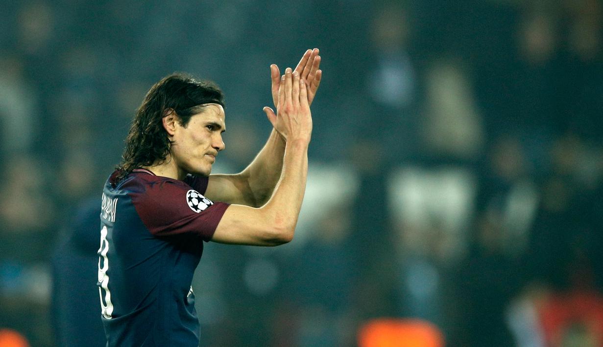 Pemain Paris Saint-Germain (PSG), Edinson Cavani melambaikan tangan kepada penggemarnya setelah bertanding melawan Real Madrid di Stadion Parc des Princes, Paris, Prancis, Selasa (6/3). Real Madrid melenggang ke perempat final. (AP Photo/Francois Mori)