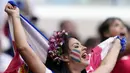 Suporter wanita Kosta Rika saat menghadiri pertandingan melawan Jepang pada laga Piala Dunia di Stadion Al Rayyan, Qatar, Minggu (27/11/2022). (AP/Darko Bandic)