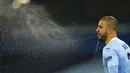 Bek Manchester City, Kyle Walker, menyemburkan air saat melawan Olympiakos pada laga Liga Champions di Stadion Etihad, Rabu (4/11/2020). Manchester City menang dengan skor 3-0. (AP/Dave Thompson)