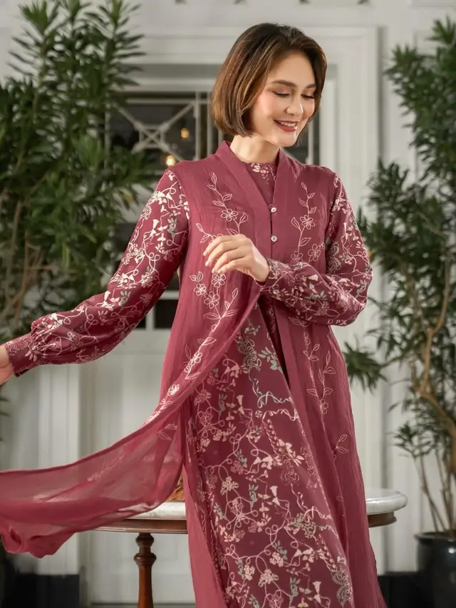6 Potret Model Gamis Rompi Lepas Luna Maya, Inspirasi Lebaran Sarimbit Keluarga