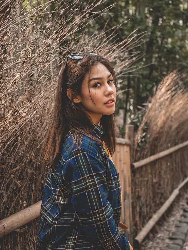 [Bintang] Bikin Baper Maksimal, Begini Gaya Edgy Vanesha Prescilla-Adipati Dolken di Negeri Sakura