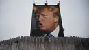 Sebuah baliho raksasa calon Presiden dari Partai Republik Donald Trump terpampang di halaman belakang rumah George Davey di West Des Moines, Iowa, (25/1/2016).  (AFP/JIM WATSON)